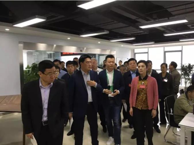 食品安全创建会现场四川主要领导考察安菲生鲜2.jpg 食品安全创建会现场四川主要领导考察安菲生鲜2.jpg