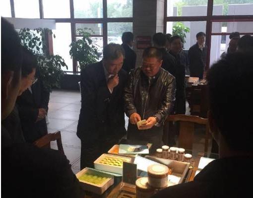 食品安全创建会现场主要领导考察安菲生鲜溯源系统.jpg 食品安全创建会现场主要领导考察安菲生鲜溯源系统.jpg