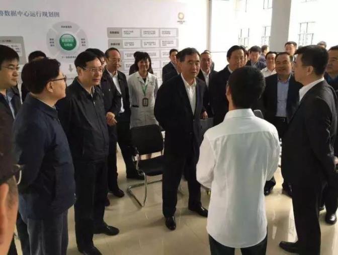 汪洋副总理与安菲生鲜联合创始人涂子沛交谈.jpg 汪洋副总理与安菲生鲜联合创始人涂子沛交谈.jpg